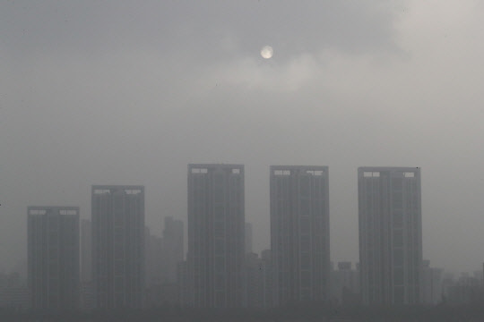 회색도시 서울  기상청은 29일 오전 7시 10분을 기해 서울 전역에 황사경보를 발효했다. 황사경보는 황사로 인해 시간당 평균 미세먼지 농도가 800㎍/㎥ 이상인 상태가 2시간 이상 계속될 것으로 예측될 때 발효된다. 서울 시내 도심이 뿌옇게 변해 태양이 빛을 잃고 있다. 사진은 반포대교에서 바라본 서울 강남지역 모습.  연합뉴스